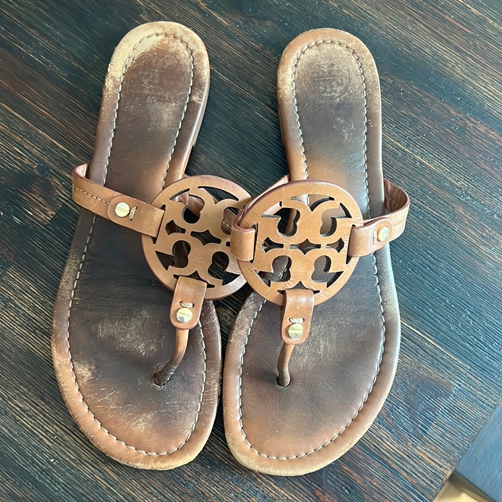 Nicely broken in women’s Tory Burch brown leather sandals size 8.